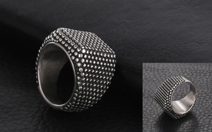 Gros plan sur la bague punk en acier titane pour hommes avec texture à picots