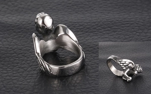 Vue macro détaillée de la bague ange en acier titane avec texture en métal brossé
