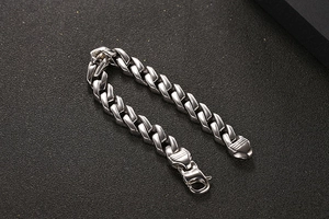 Dettaglio del bracciale a catena cubana piatta argento con chiusura a moschettone