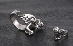 Gros plan d'une bague ange en argent vintage avec texture d'aile détaillée et style rétro