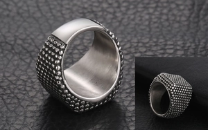 Détail macro de la bague punk pour homme avec texture granuleuse et finition en acier poli