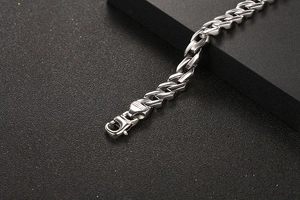 Dettaglio del bracciale a catena cubana in acciaio inossidabile argento con chiusura a moschettone