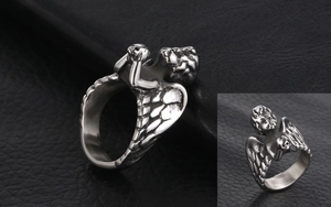 Vue macro détaillée montrant les ailes d'ange gothiques vintage et le crâne sur la bague