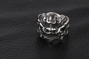Detailed close-up of retro stainless steel lion head ring with vintage silver oxidation