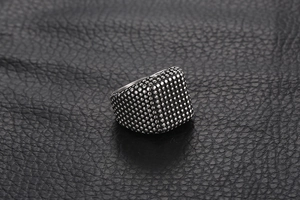 Vue de dessus d'une bague chevalière pour homme avec texture pointillée vintage