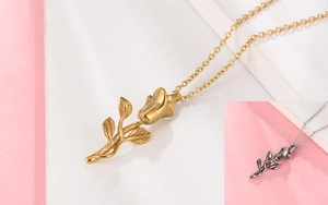 Détail du collier pendentif fleur de rose en finition or et argent vintage pour femme