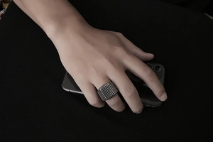 Vue détaillée d'une bague carrée pour hommes avec texture grainée et finition oxydée