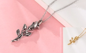 Gros plan détaillé des colliers pendentifs en forme de rose, finitions argent et or