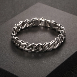 Bracciale da uomo in acciaio inossidabile a catena geometrica con fibbia industriale