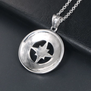 Collana con pendente a stella punk argento vintage con design cavo e catena a croce