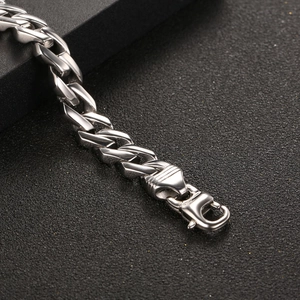 Bracciale a catena cubana da uomo in acciaio inossidabile argento con chiusura a moschettone