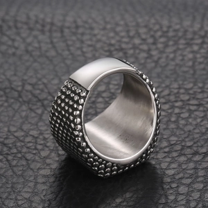 Bague rivet punk en acier titane pour homme avec surface polie et bords texturés