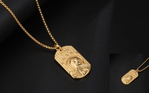 Détail macro du pendentif zodiaque Vierge avec motif déesse gaufré et chaîne dorée