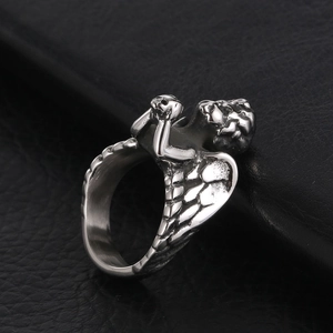 Bague gothique ailes d'ange et squelette en argent antique sur fond de cuir noir