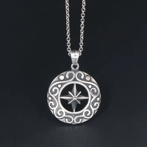 Collana vintage punk con ciondolo rotondo stella bussola e intricati motivi a vite