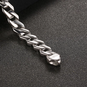 Bracciale da uomo a catena cubana in acciaio al titanio lucido con design punk