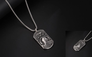 Détail du pendentif Vierge vintage avec motifs étoilés et chaîne à billes épaisse