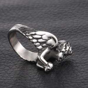 Bague ange vintage en acier titane pour homme avec ailes détaillées et fini argenté