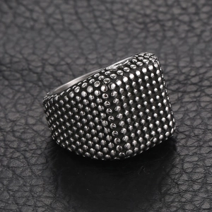 Bague pour homme en acier titane style punk avec texture perlée sur cuir noir