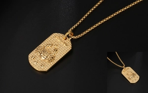 Détail macro du collier zodiaque Cancer doré avec motif crabe et chaîne vénitienne