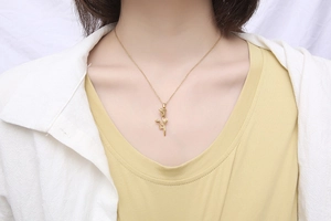 Vue détaillée d'un collier avec pendentif rose dorée porté pour un style de mode quotidien