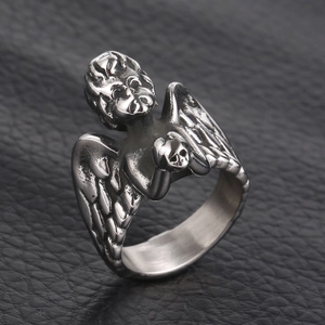 Bague ailes d'ange gothique punk en acier titane avec crâne sur fond en cuir noir