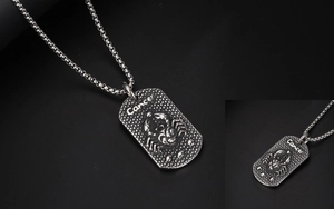 Vue détaillée du pendentif zodiaque Cancer vintage avec relief de crabe et chaîne à billes