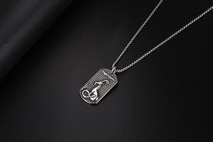 Relieve detallado del emblema de Capricornio y grabado en colgante militar de plata vieja