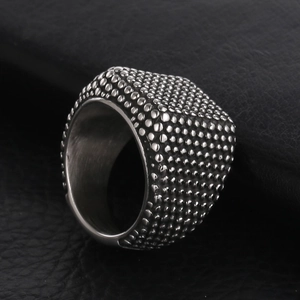 Bague punk pour hommes en acier titane avec texture cloutée et large bande vintage