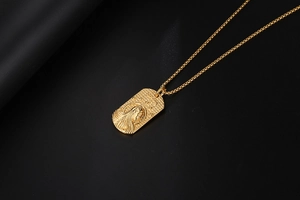 Vue macro du pendentif zodiaque Vierge vintage avec gravure en relief d'une sainte