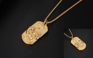 Relief détaillé du signe Poissons sur un pendentif rectangulaire doré avec fond texturé
