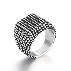 Bague punk pour hommes en acier titane avec rivets et fini noir oxydé vintage