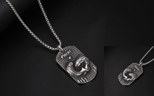 Vue détaillée du pendentif Poissons en relief avec texture en acier argenté vintage