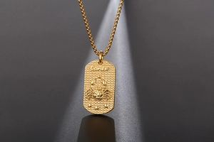 Détail du pendentif Cancer doré avec crabe en relief et finition texturée de qualité