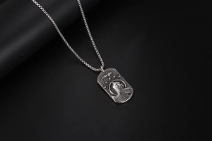 Détail macro du pendentif signe Vierge vintage en argent vieilli avec chaîne à maillons