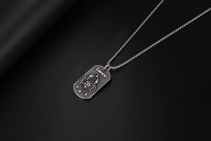 Détail macro du pendentif Cancer en argent avec crabe réaliste et texture de style rétro