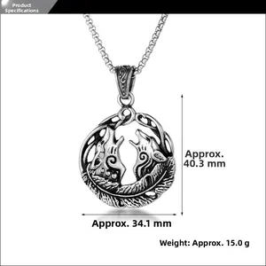 Détail du pendentif loup montrant les dimensions 40,3mm par 34,1mm et la texture métal