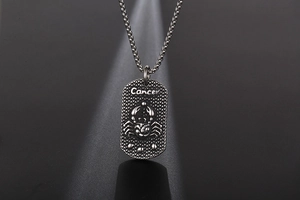 Vue détaillée du pendentif zodiaque Cancer vintage avec crabe en relief et chaîne