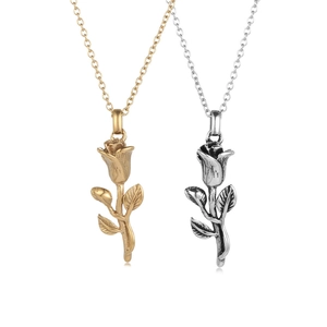 Élégant pendentif rose bicolore en or et argent avec des détails de feuilles ciselées