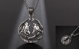 Détail du pendentif totem loup vintage avec plume en acier inoxydable vieilli