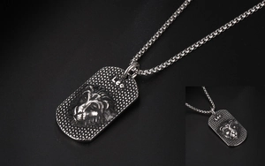 Detalle del colgante signo Leo con relieve de cabeza de león en una cadena de acero inox