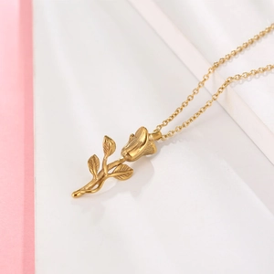 Collier élégant avec pendentif rose 3D dorée et feuilles délicates sur chaîne en O