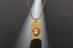 Detalle del relieve de cabeza de león 3D en colgante rectangular dorado con cadena