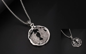 Vue macro du pendentif loup vintage avec texture de poils et finition argent oxydé