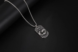 Détail du pendentif Poissons en argent vieilli avec relief de poissons et chaîne maille