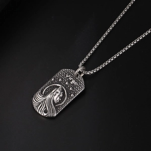 Collier signe Vierge vintage avec pendentif en relief et finition en acier martelé