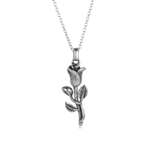 Collier avec pendentif rose argentée de style vintage et feuilles réalistes sur fond blanc