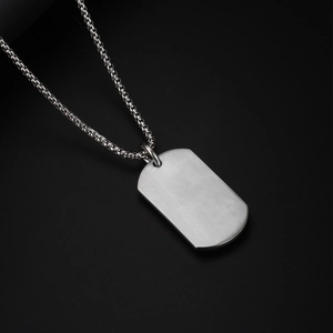 Collar Acuario de acero de titanio cepillado plateado con cadena de caja para hombre