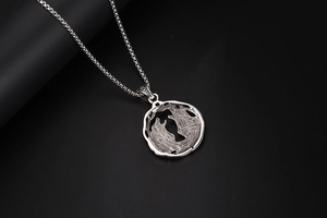 Vue détaillée du pendentif silhouette de loup vintage en acier inoxydable poli
