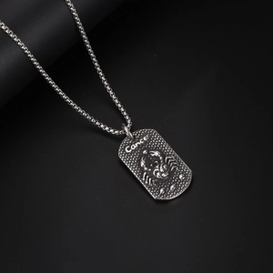 Collier signe Cancer en argent avec relief de crabe sur pendentif rectangulaire texturé
